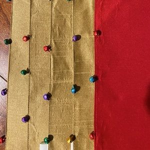 Pier One - Bell embellished Set/5 Square placemats